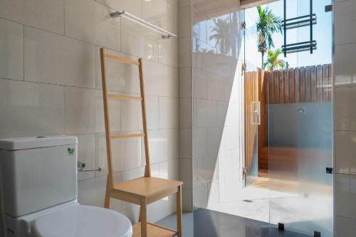 Phòng tắm tại Peaceful 2br Villa Grand Park Shared Pool Gym