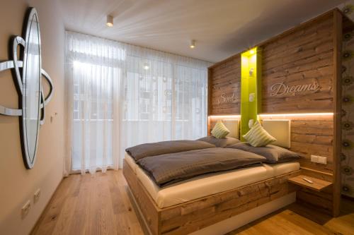 Un pat sau paturi într-o cameră la Private Living Apartments