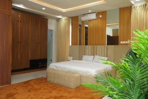 a bedroom with a bed and a large mirror at Luxury 4 bedroom fully detached duplex in Lekki