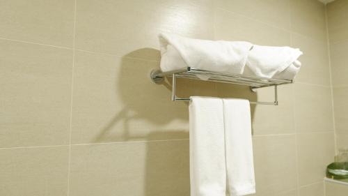 a bathroom with a towel rack with towels at Baan Siwalin in Phra Nakhon Si Ayutthaya