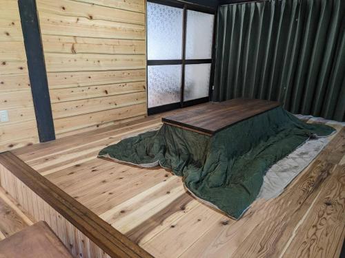 a wooden room with a bed in a wooden floor at Casa de Mano - Vacation STAY 21638v in Mihara