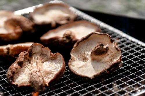 a group of mushrooms cooking on a grill at Casa de Mano - Vacation STAY 21638v in Mihara