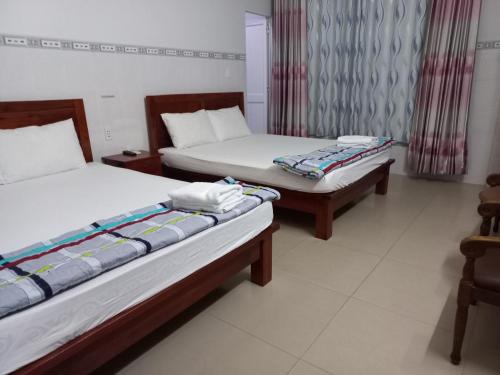 Giường trong phòng chung tại Nhà nghỉ KIM VÀNG