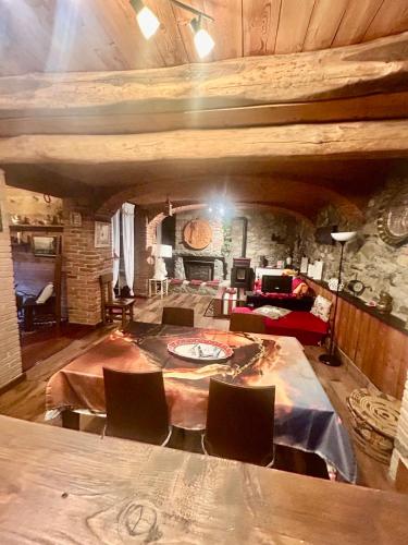 een grote woonkamer met een tafel en stoelen bij Alba di Montanaria in Brosso