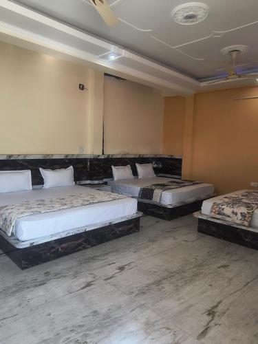 Giường trong phòng chung tại Bhagirathi Residency