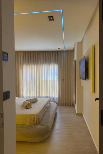 a bedroom with a bed and a window at Luxe Appartement Haut Standing Nador Lagoon Rif in Nador