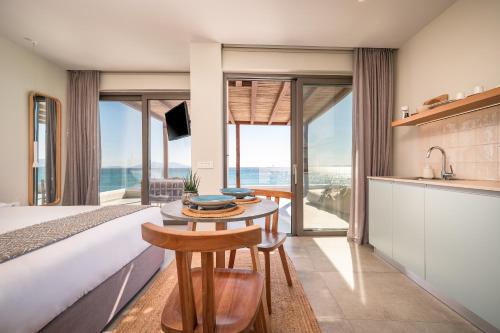 Ένα ή περισσότερα κρεβάτια σε δωμάτιο στο NOA BEACHFRONT SUITES