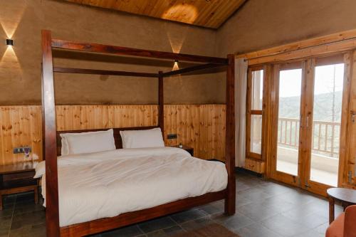 Un pat sau paturi într-o cameră la The Meemos Cafe And Cottages