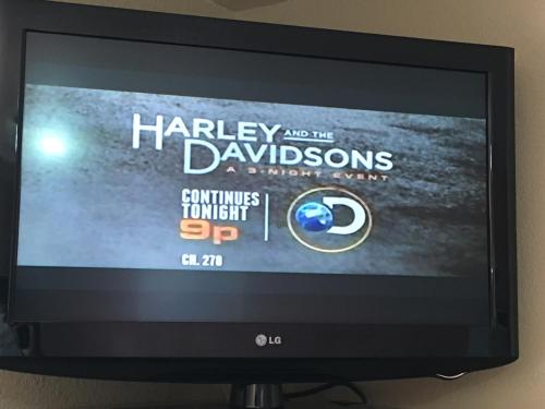 a flat screen tv with a video game on it at Best Value Inn Motel Sandusky in Marianna