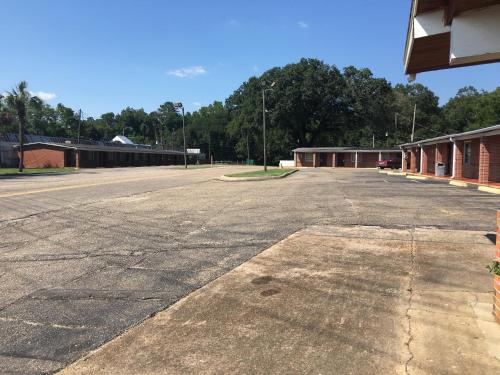 un aparcamiento vacío frente a un edificio en Best Value Inn Motel Sandusky, en Marianna