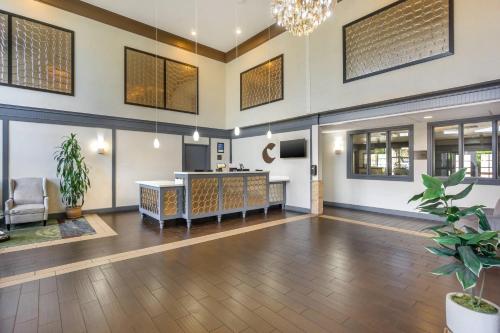 an empty lobby with a reception desk and plants at Comfort Inn Federal Way - Seattle in Federal Way