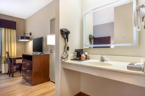 a bathroom with a sink and a mirror at Comfort Inn Federal Way - Seattle in Federal Way