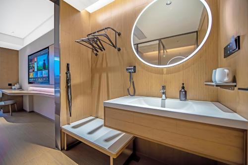 Phòng tắm tại JI Hotel Chongqing Lianglukou Chongqing Center