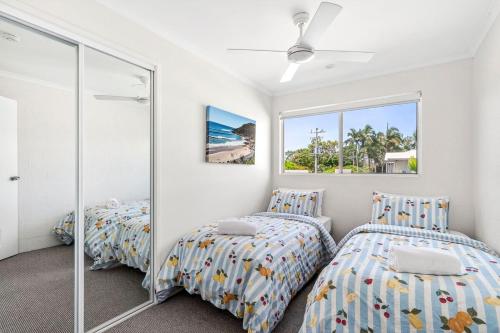 Giường trong phòng chung tại Noosaville Riverside Hideaway Lush gardens & River