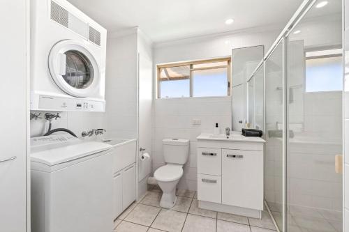 Phòng tắm tại Noosaville Riverside Hideaway Lush gardens & River