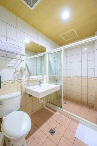 Gukengにあるユンリン グーケン ダーフー ヴィラ B ＆ B のトイレと洗面台のあるバスルーム