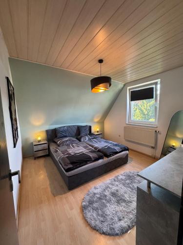 青斯特Haus Shaanti的带床和天花板的卧室