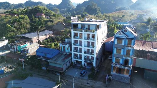 Cảnh núi rừng hoặc tầm nhìn ra núi từ khách sạn