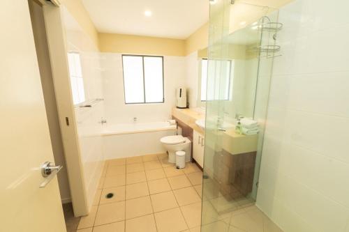 Et badeværelse på Warragi 5 - Sleeps 8 - Pool - Ocean Views