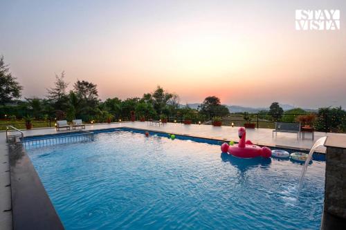 Πισίνα στο ή κοντά στο StayVista at Sasha Farms in Roha with Pool, WiFi