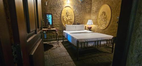 Una cama o camas en una habitación de Sigiriya Wild Cottages