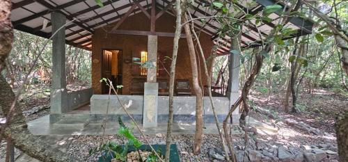 Un jardín fuera de Sigiriya Wild Cottages