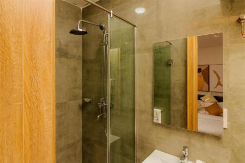 Bilik mandi di Orbit Apartments