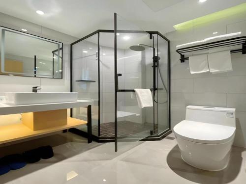 ein Badezimmer mit Dusche, Toilette und Waschbecken in der Unterkunft GreenTree Inn Hefei East Wangjiang Road CTCE Express Hotel in Hefei