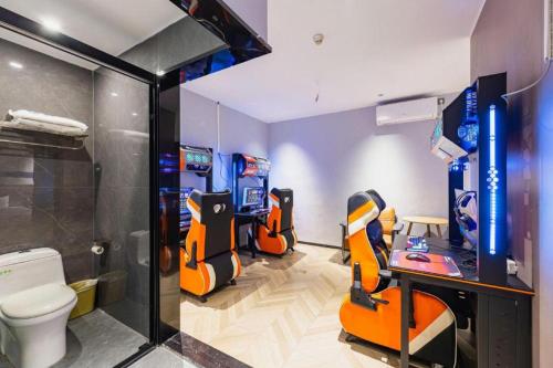 a room with a toilet and a video game room at 7 Days Inn Pingxiang Railway Station in Pingxiang
