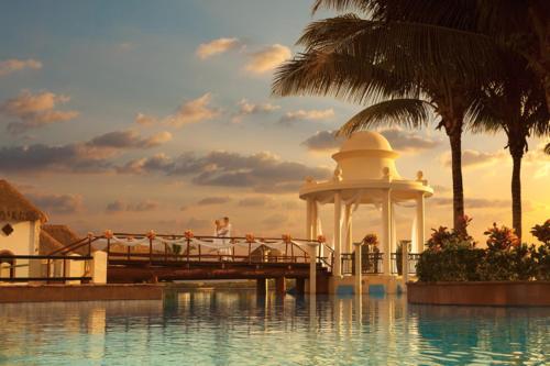Bazén v ubytování Dreams Sapphire Resort & Spa nebo v jeho okolí