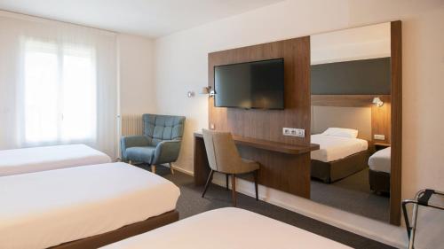 沙特尔Campanile Chartres Centre - Gare - Cathédrale的一间配有两张床和一台平板电视的酒店房间