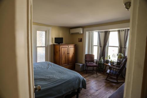 Giường trong phòng chung tại Fab Room, Charming Apartment in Trendy Biddeford