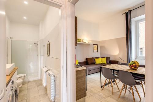 斯培西亚DOWNTOWN SRL - Waterfront Cinque Terre的配有桌子和沙发的厨房和客厅