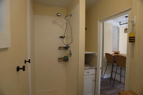 Phòng tắm tại Fab Room, Charming Apartment in Trendy Biddeford