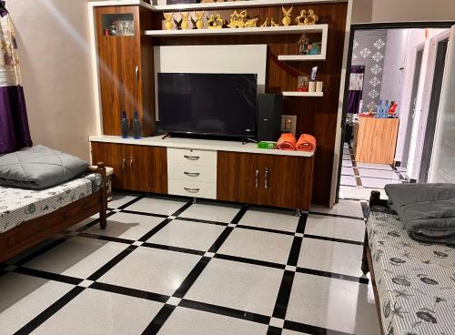 Un televizor și/sau centru de divertisment la 3 BHK - Coconut Farm stay - Near Somnath