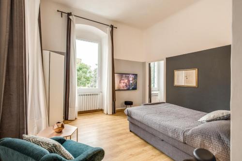 ein Schlafzimmer mit einem Bett, einem Stuhl und einem Fenster in der Unterkunft Waterfront Cinque Terre in La Spezia