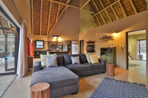 Η κουζίνα ή μικρή κουζίνα στο Lodana -next to Crocodile River