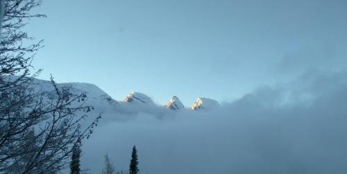 eine Gruppe von Menschen steht auf einem Berggipfel in der Unterkunft Ferienwohnung Halden in Unterwasser
