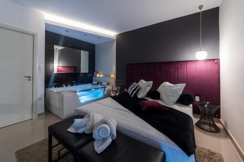 NAR Royalton Deluxe Apartment #40 في نيشْ: غرفة نوم بها سرير كبير مع مناشف عليه