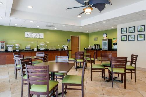 uma sala de jantar com mesa e cadeiras em Sleep Inn & Suites Port Charlotte-Punta Gorda em Port Charlotte
