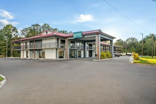 a building with a parking lot in front of it at Quality Inn Richland - Jackson South in Richland