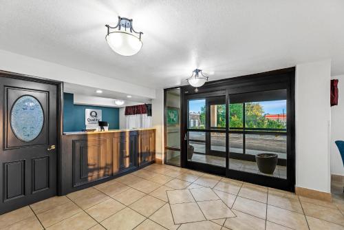 a lobby with a door and a view of a street at Quality Inn Richland - Jackson South in Richland