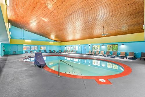 a swimming pool in a large room with aartments at Quality Inn West Des Moines - Clive in West Des Moines