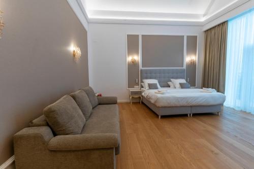 a living room with a couch and a bed at Crama Venetic in Prundeni
