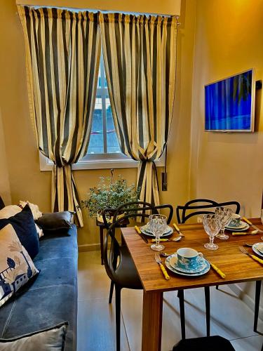 una sala de estar con una mesa y un sofá en Cozy, comfortable ocean view apartment for 4 people, en Santos