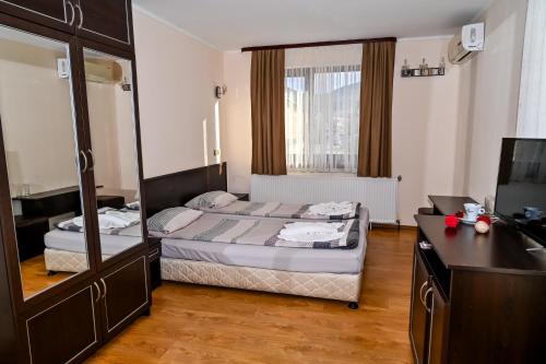 Una cama o camas en una habitación de Хотел Валентино 2