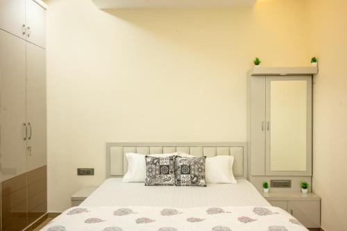 Postel nebo postele na pokoji v ubytování Urban Suites 3BHK Duplex in Central of Jaipur