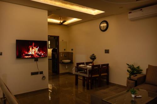 TV a/nebo společenská místnost v ubytování Urban Suites 3BHK Duplex in Central of Jaipur