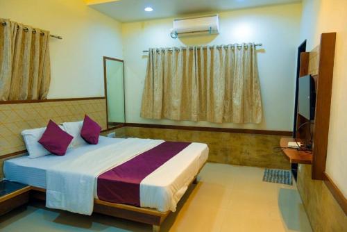 En eller flere senge i et værelse på Hotel New Punjab, Nashik