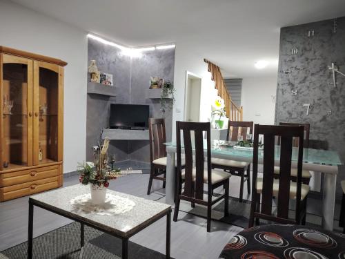 a kitchen and dining room with a table and chairs at Apartman Raj in Vrnjačka Banja
